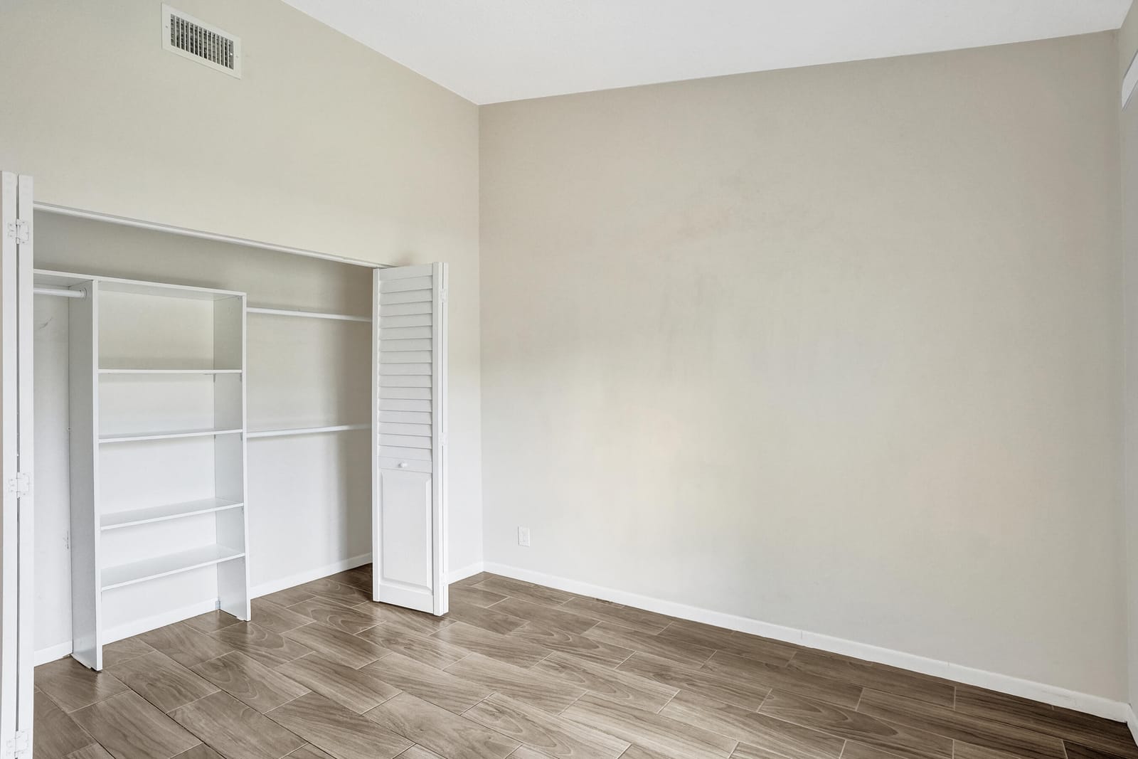 3066 S Oakland Forest Drive 902 — photo 9