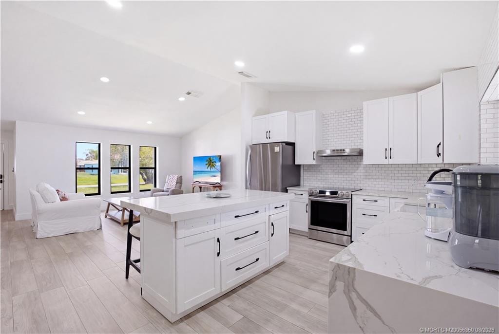 822 SE Cavern Avenue, Port St. Lucie, FL 34983 photo 3