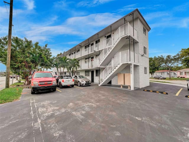 14190 W Dixie Highway 1, North Miami, FL 33161