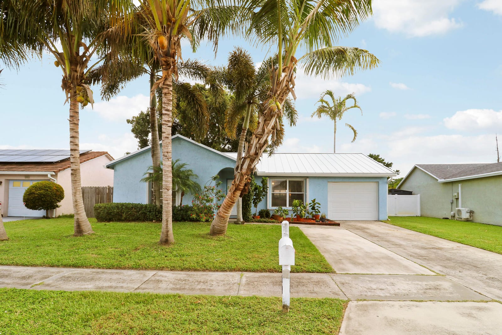 Pending home at 104 BANYAN Circle, Jupiter, FL 33458