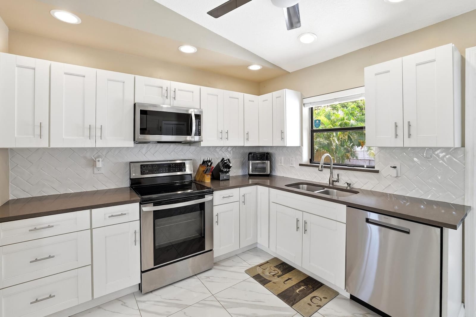 5196 Greenwood Drive — photo 8