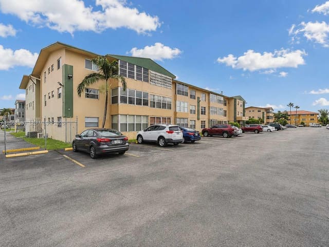 110 Royal Palm Road 208, Hialeah Gardens, FL 33016
