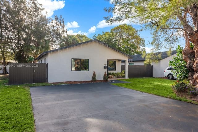 309 SE 3rd Avenue, Hallandale Beach, FL 33009