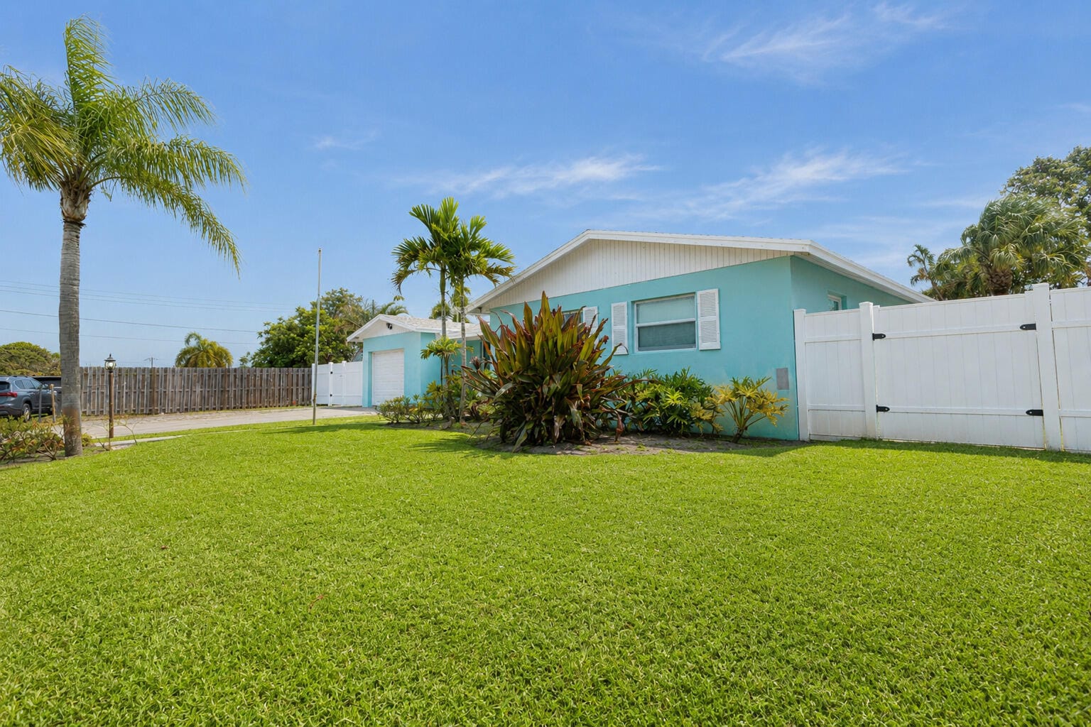 2395 Edgewater Drive — photo 4