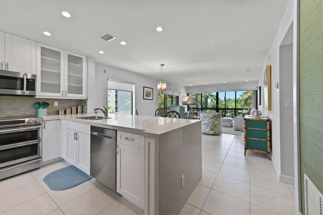 2550 Presidential Way 301, sold in Lands Of The President Condo 2 ,, West Palm Beach, FL