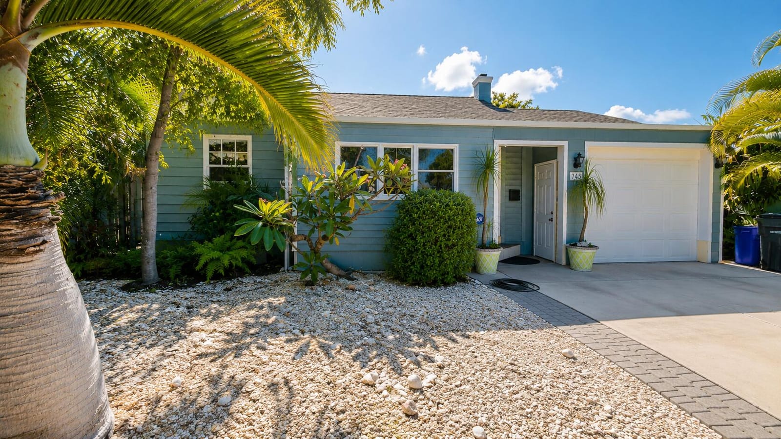 715 N PALMWAY — photo 2