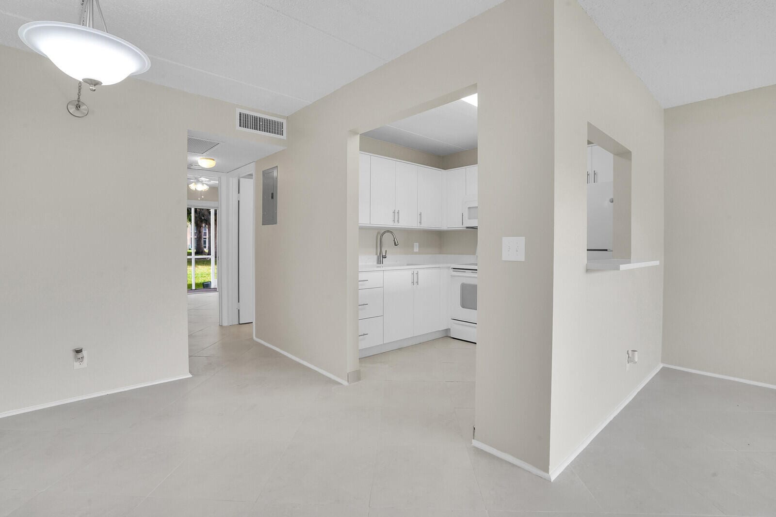 400 VILLAGE GREEN Circle W 105, Palm Springs, FL 33461 photo 14