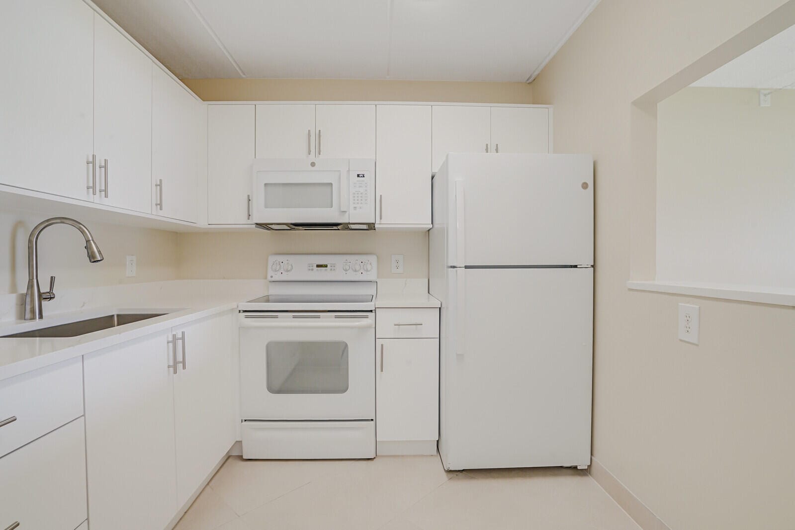 400 VILLAGE GREEN Circle W 105, Palm Springs, FL 33461 photo 15