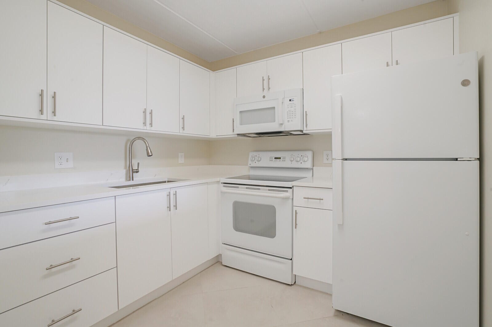 400 VILLAGE GREEN Circle W 105, Palm Springs, FL 33461 photo 17
