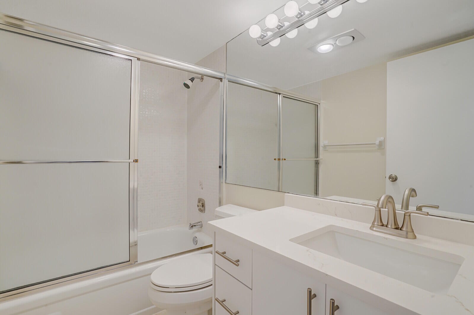 400 VILLAGE GREEN Circle W 105, Palm Springs, FL 33461 photo 18