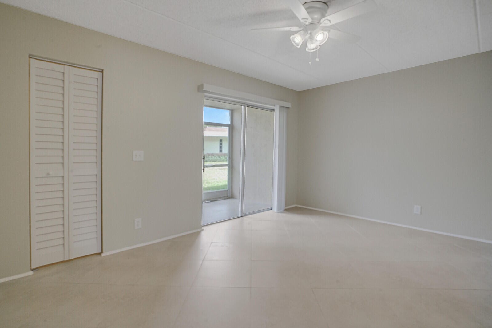 400 VILLAGE GREEN Circle W 105, Palm Springs, FL 33461 photo 20