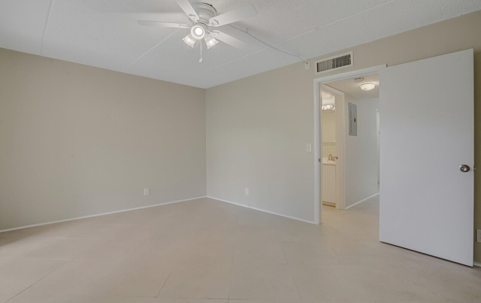 400 VILLAGE GREEN Circle W 105, Palm Springs, FL 33461 photo 22