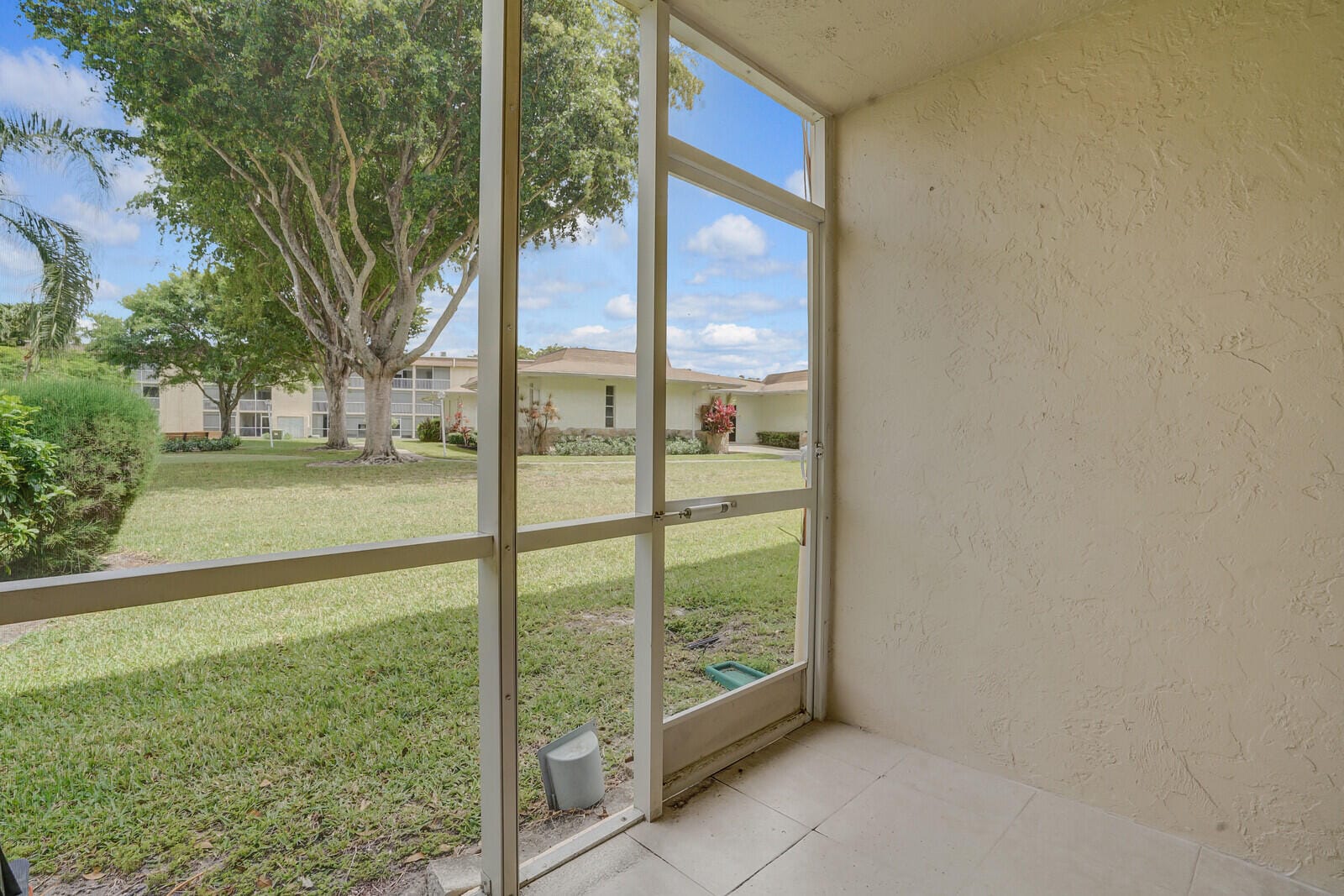 400 VILLAGE GREEN Circle W 105, Palm Springs, FL 33461 photo 24