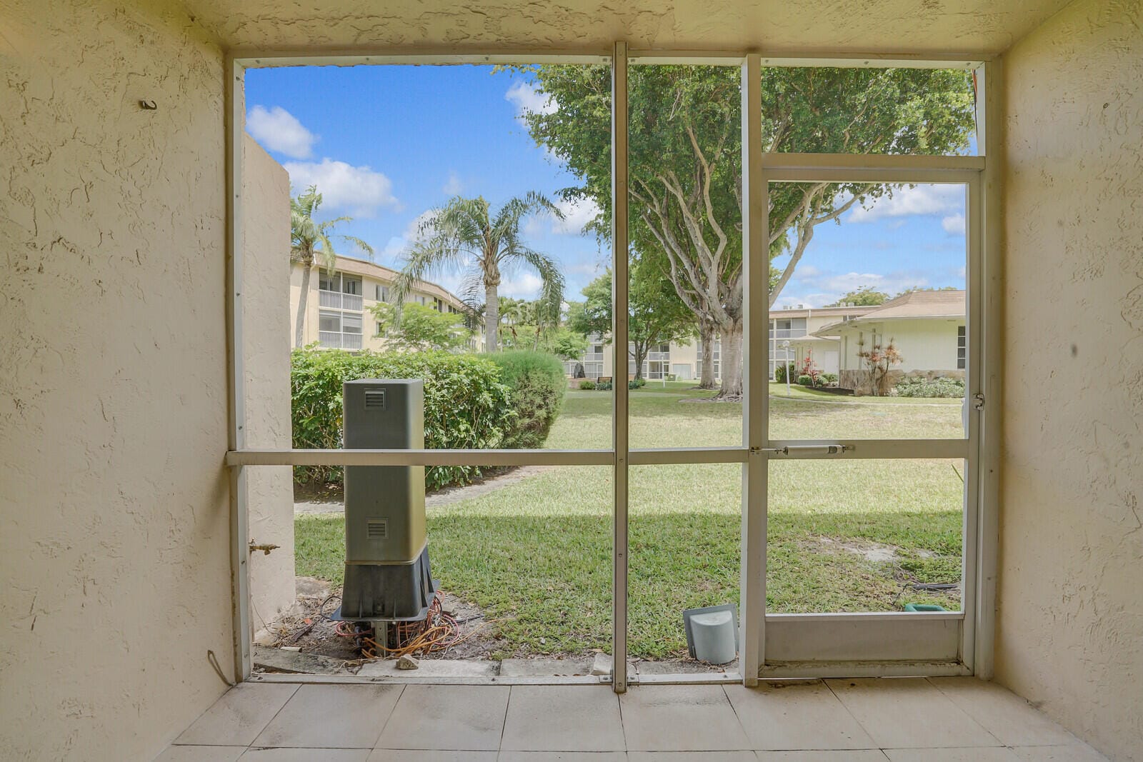 400 VILLAGE GREEN Circle W 105, Palm Springs, FL 33461 photo 27