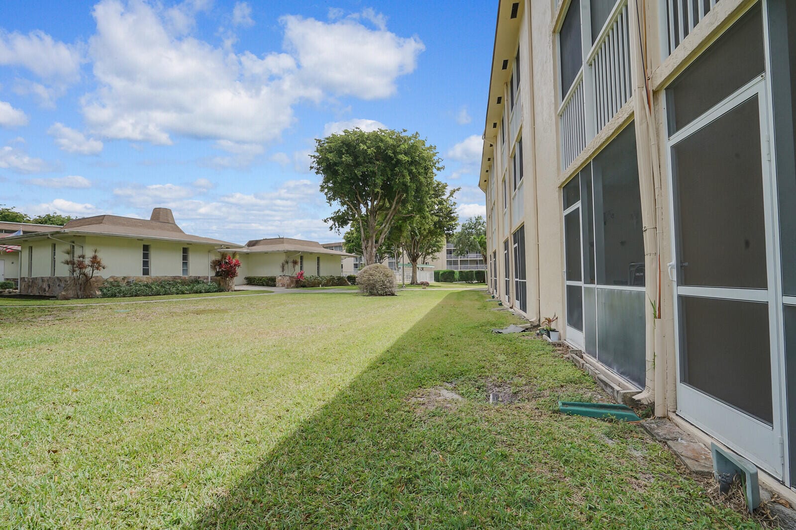 400 VILLAGE GREEN Circle W 105, Palm Springs, FL 33461 photo 28