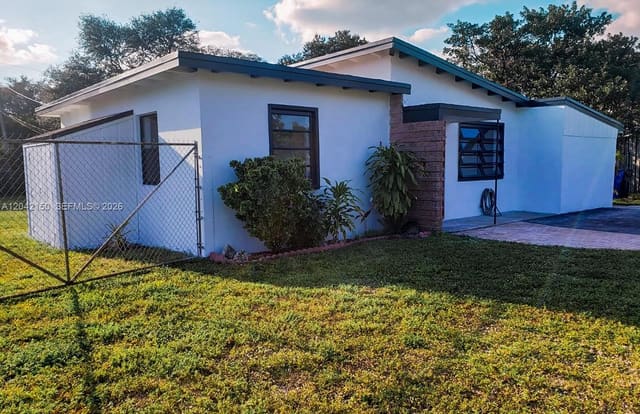 16 Allen Road EFFICIENCY, West Park, FL 33023