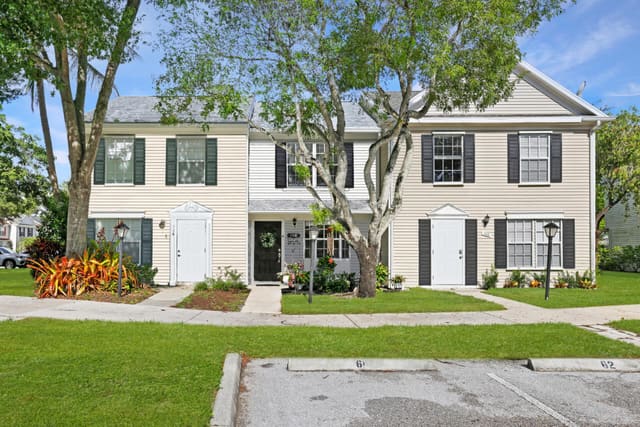 108 Old English Court, sold in Georgian Park, Jupiter, FL