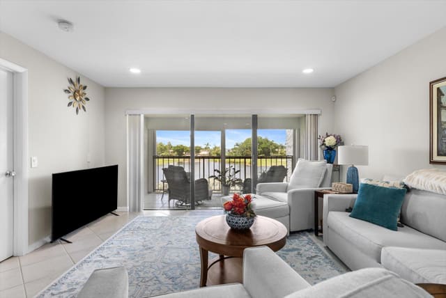 4266 Deste Court 302, sold in Fountains Of Palm Beach Condo 1, Lake Worth, FL