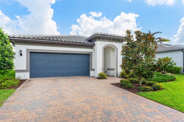 770 SE Courances Drive, Port St. Lucie, FL 34984