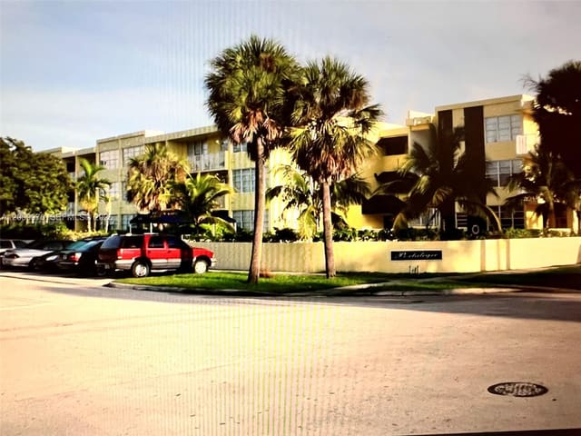 2175 NE 170th Street 107, North Miami Beach, FL 33162
