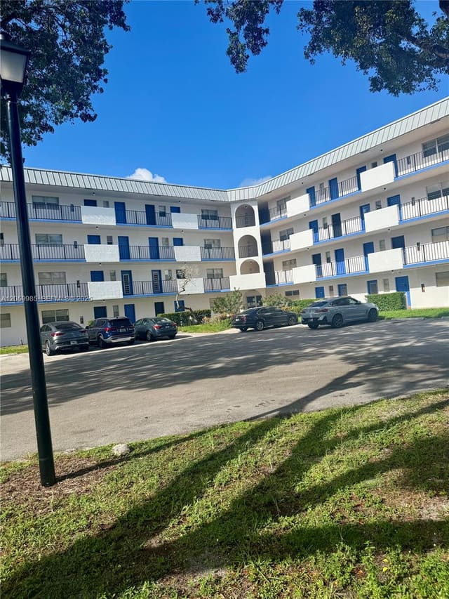 6361 N Falls Cir Drive 311, Inverrary Country Club, Lauderhill, FL