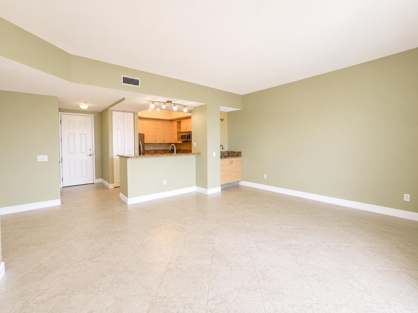 2625 NE 14th Avenue NE 406 — photo 2