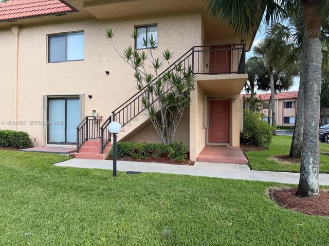 178 Lakeview Drive 101, Weston, FL 33326