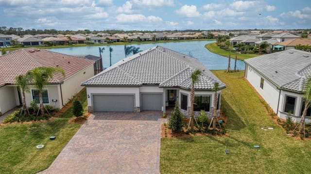 818 SE COURANCES Drive, Port St. Lucie, FL 34984