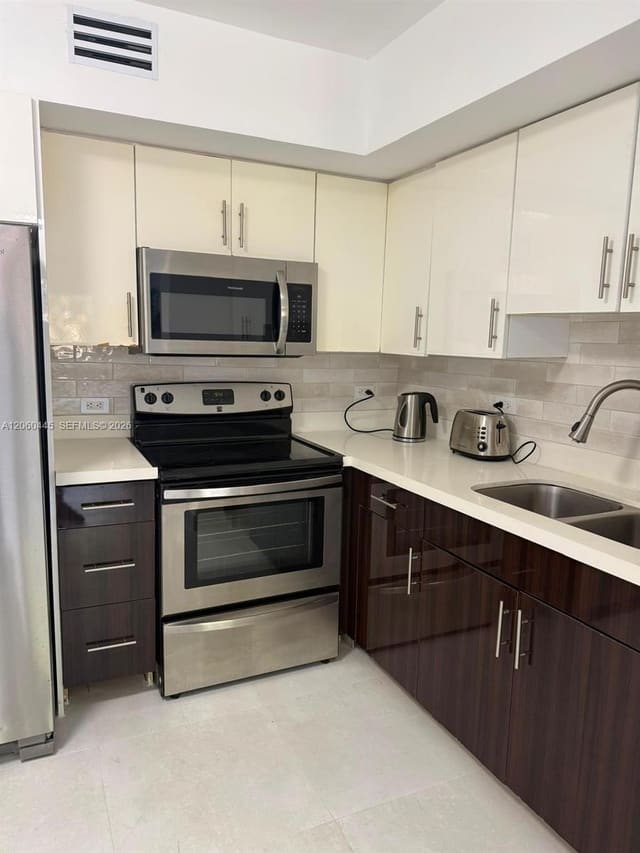 3680 N 56th Avenue 823, Hollywood, FL 33021