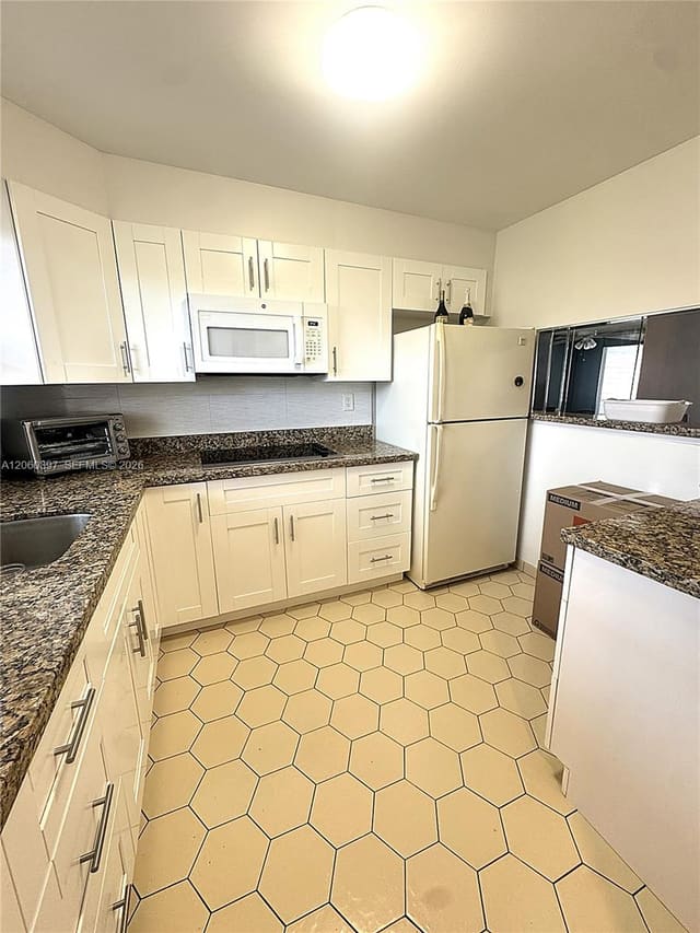 9580 Sunrise Lakes Boulevard 304, Sunrise, FL 33322