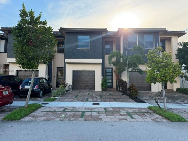 15816 NW 91st Avenue, Miami Lakes, FL 33018