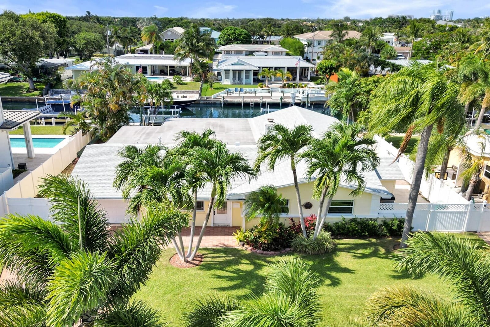 Pending home at 733 JACANA Way, North Palm Beach, FL 33408