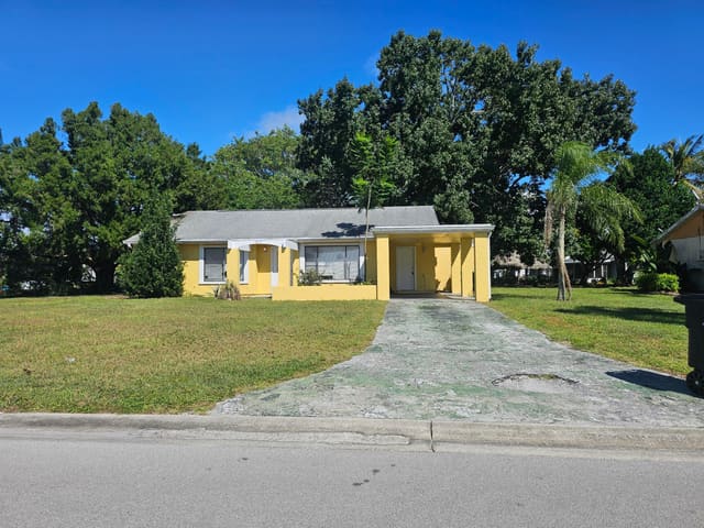 1917 SE BURGUNDY Lane, Port St. Lucie, FL 34952