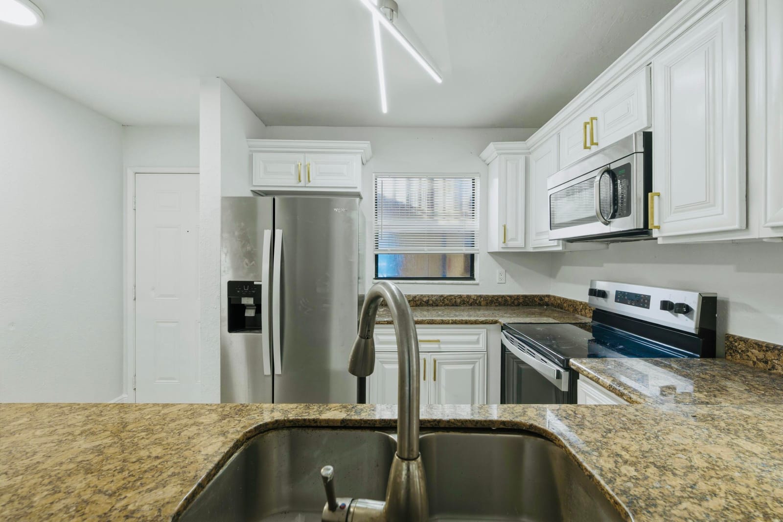1581 Windorah Way B — photo 2