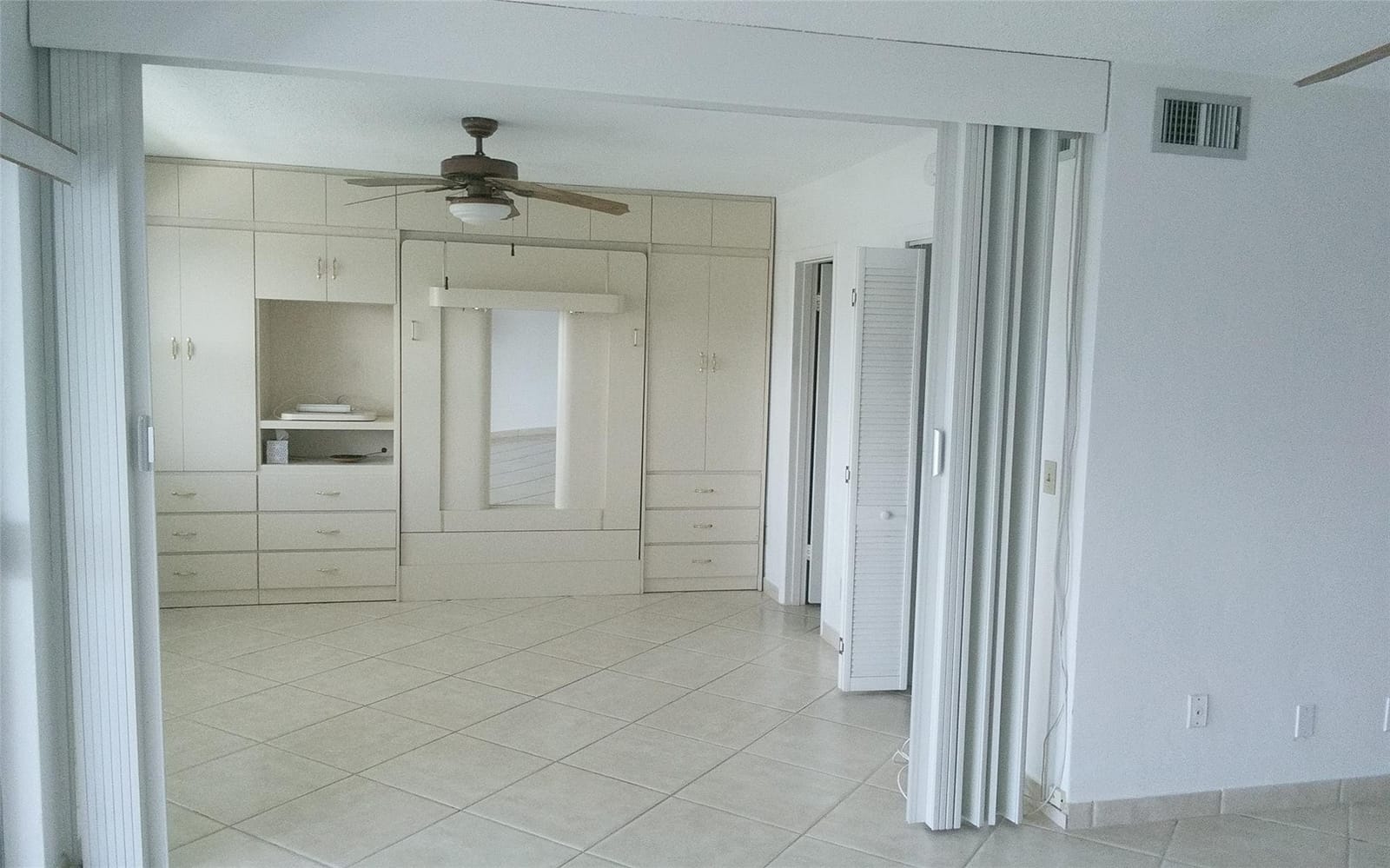 465 Paradise Isle Boulevard 307, Hallandale Beach, FL 33009 photo 5