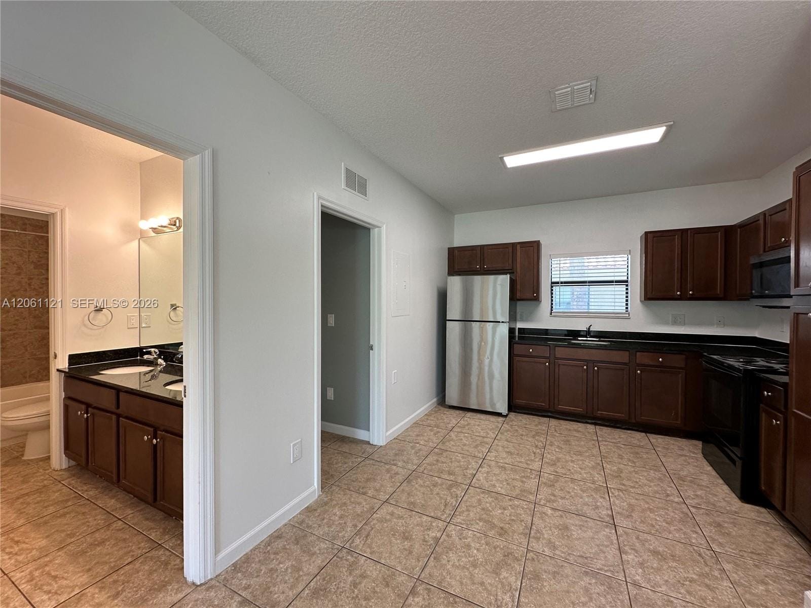 1035 NE 10th Avenue 3 — photo 2
