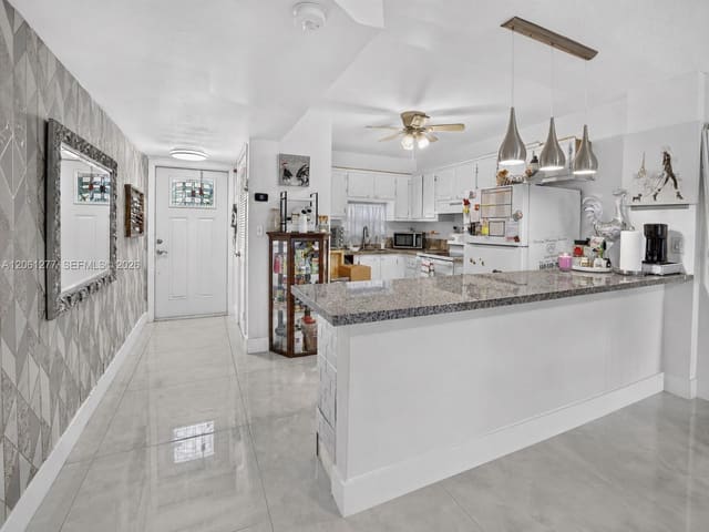8941 S Hollybrook Boulevard 202, Pembroke Pines, FL 33025