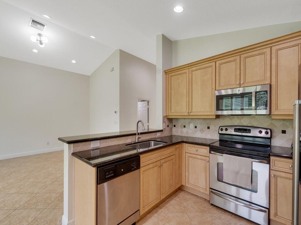 1975 Grey Falcon Circle SW, Vero Beach, FL 32962 photo 9