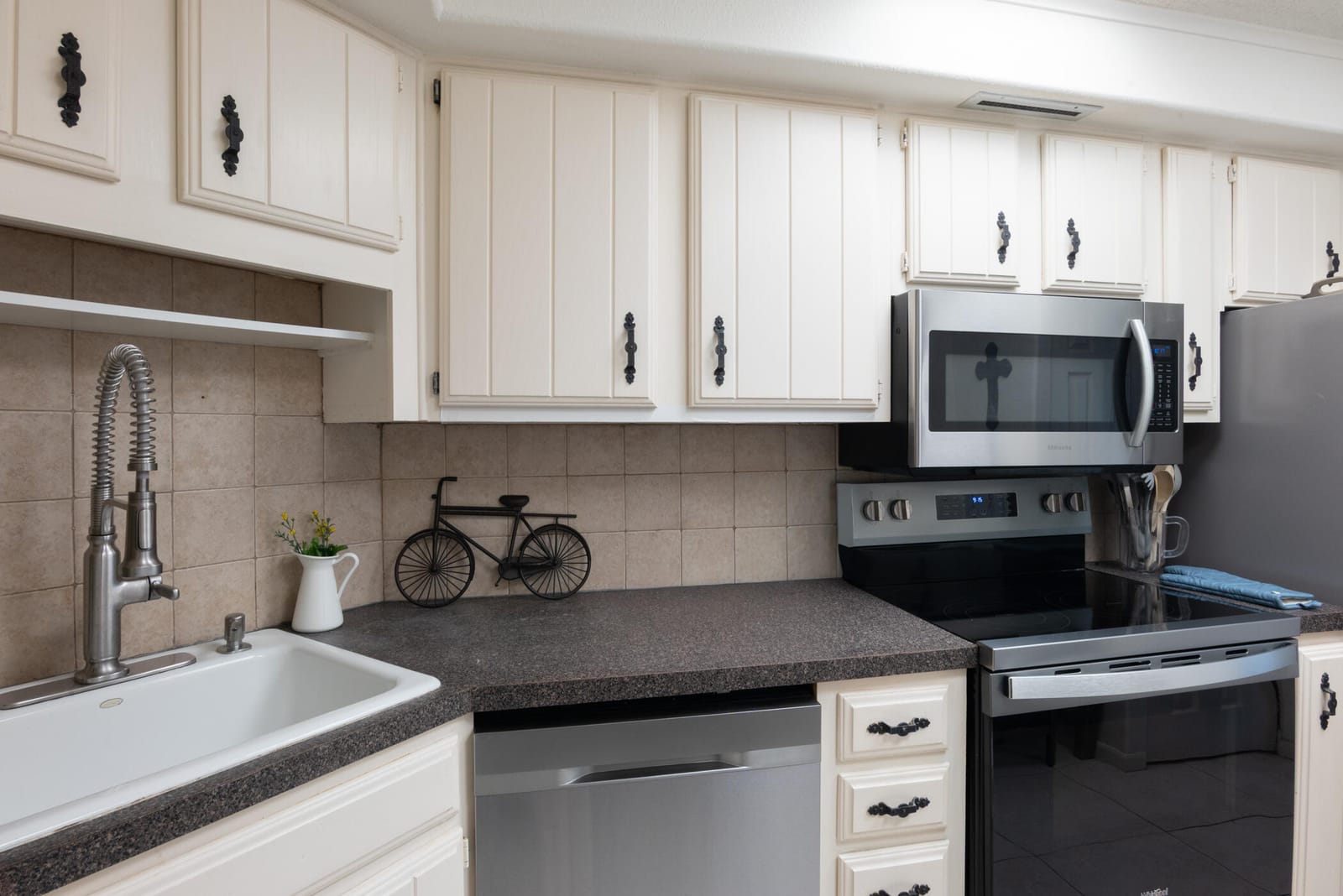 2400 PRESIDENTIAL Way 302 — photo 12
