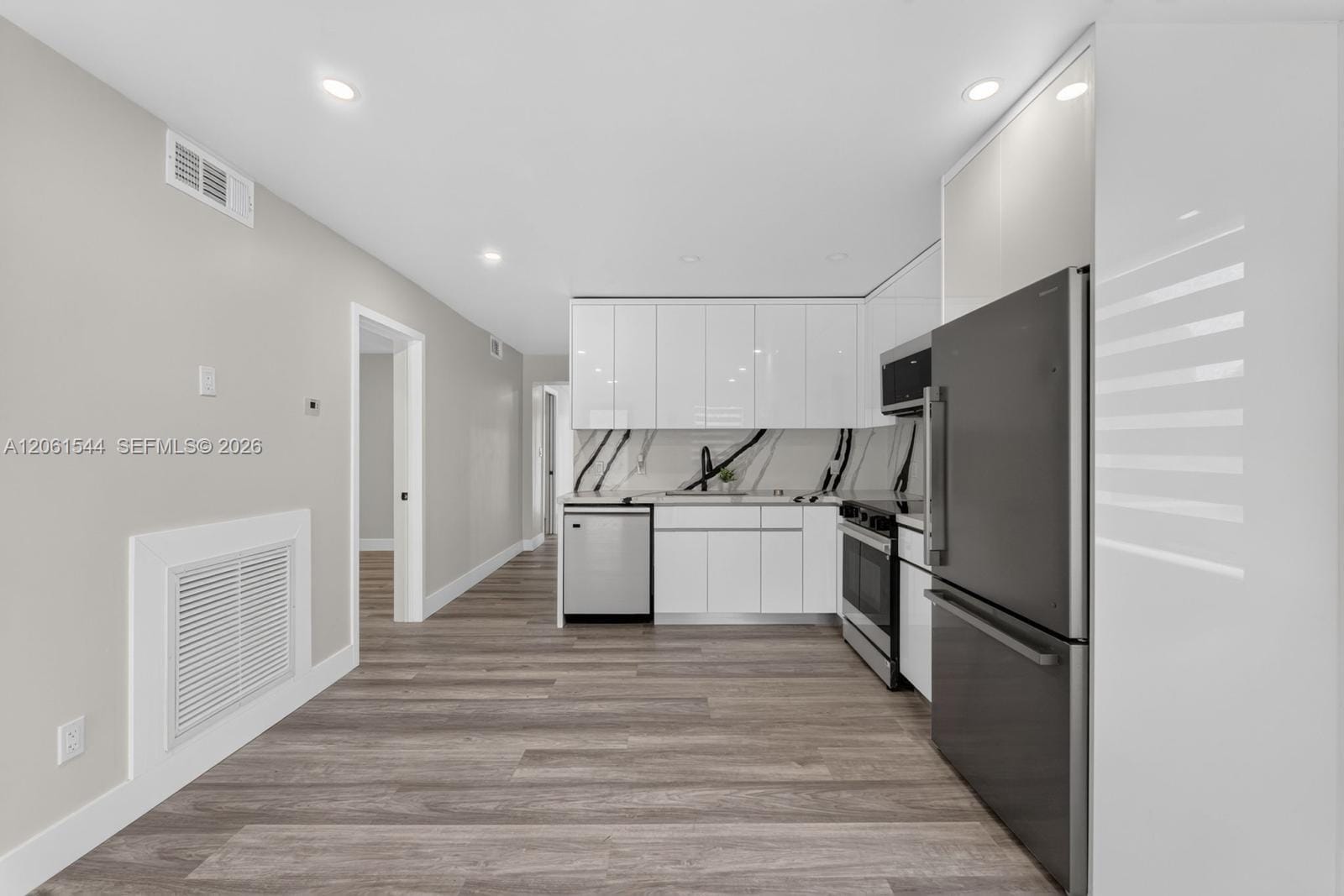 858 E 21st Street — photo 3