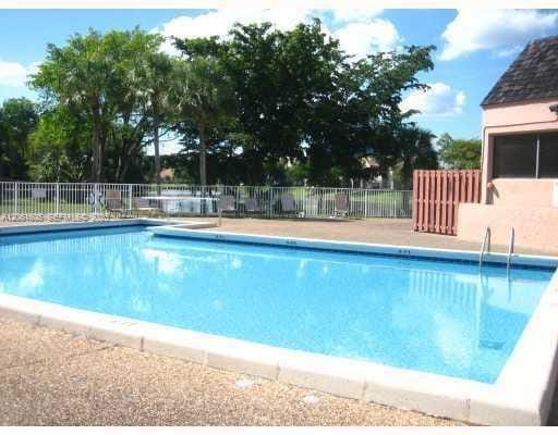 8905 NW 28th Drive 13 — photo 3