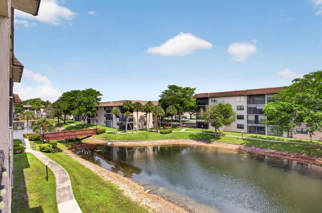 4975 E Sabal Palm Boulevard Apt 309, sold in Lakes Of Carriage Hills, Tamarac, FL