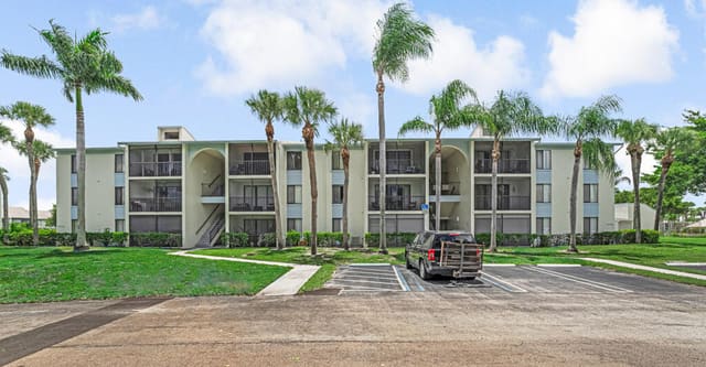 1112 GREEN PINE Boulevard G3, West Palm Beach, FL 33409