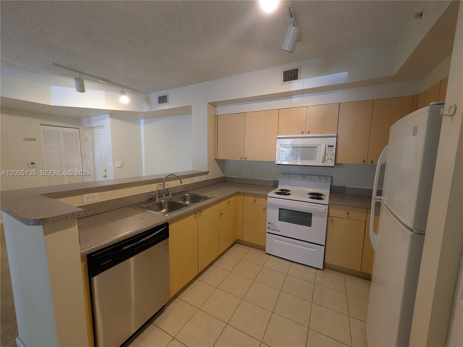 8060 N Nob Hill Road 101 — photo 3