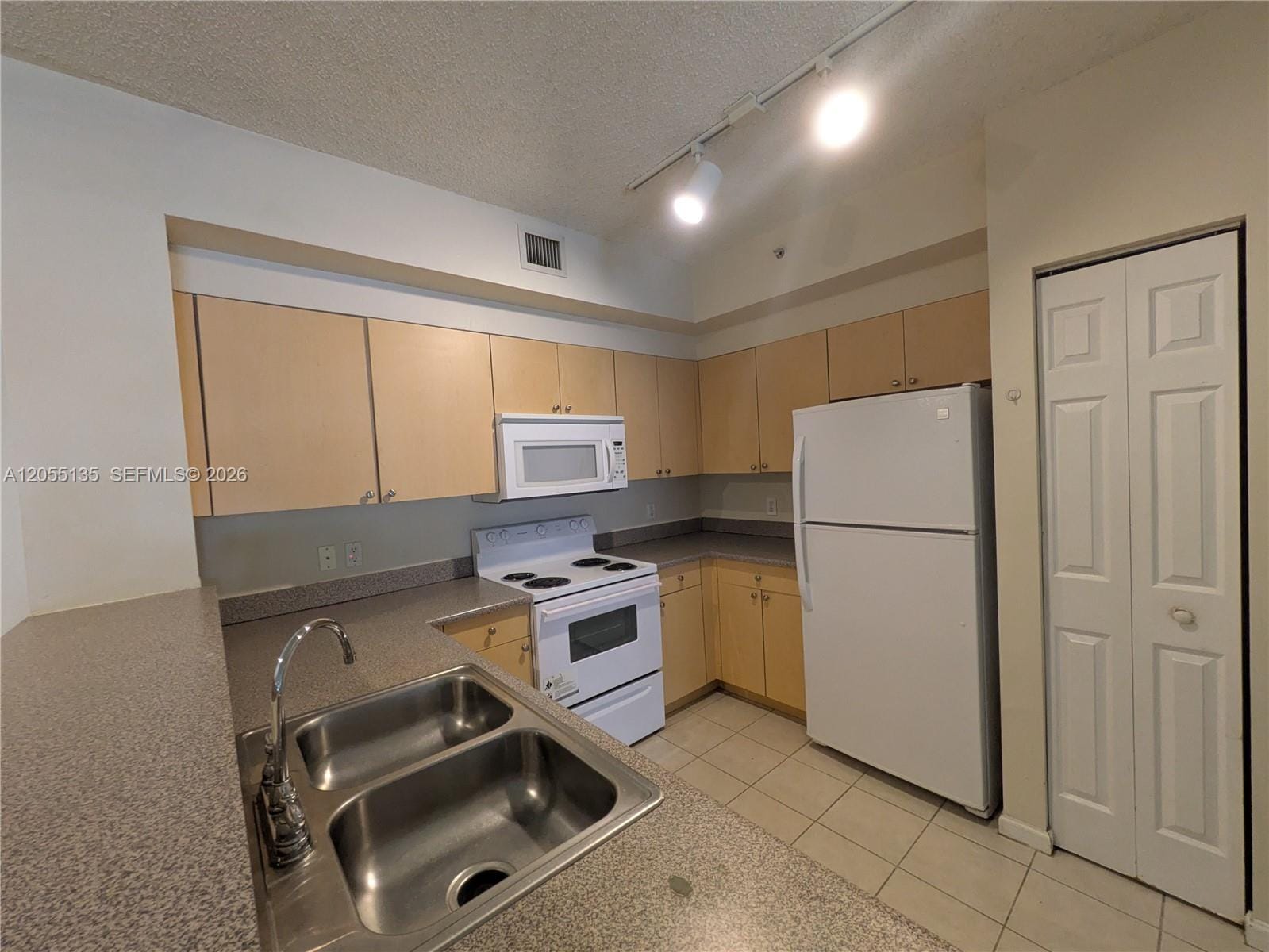 8060 N Nob Hill Road 101 — photo 4