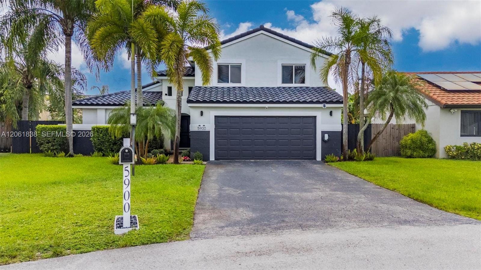 Pending home at 5900 York Lane, Davie, FL 33331
