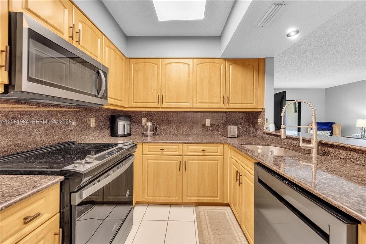2240 N Cypress Bend Drive 204 — photo 12