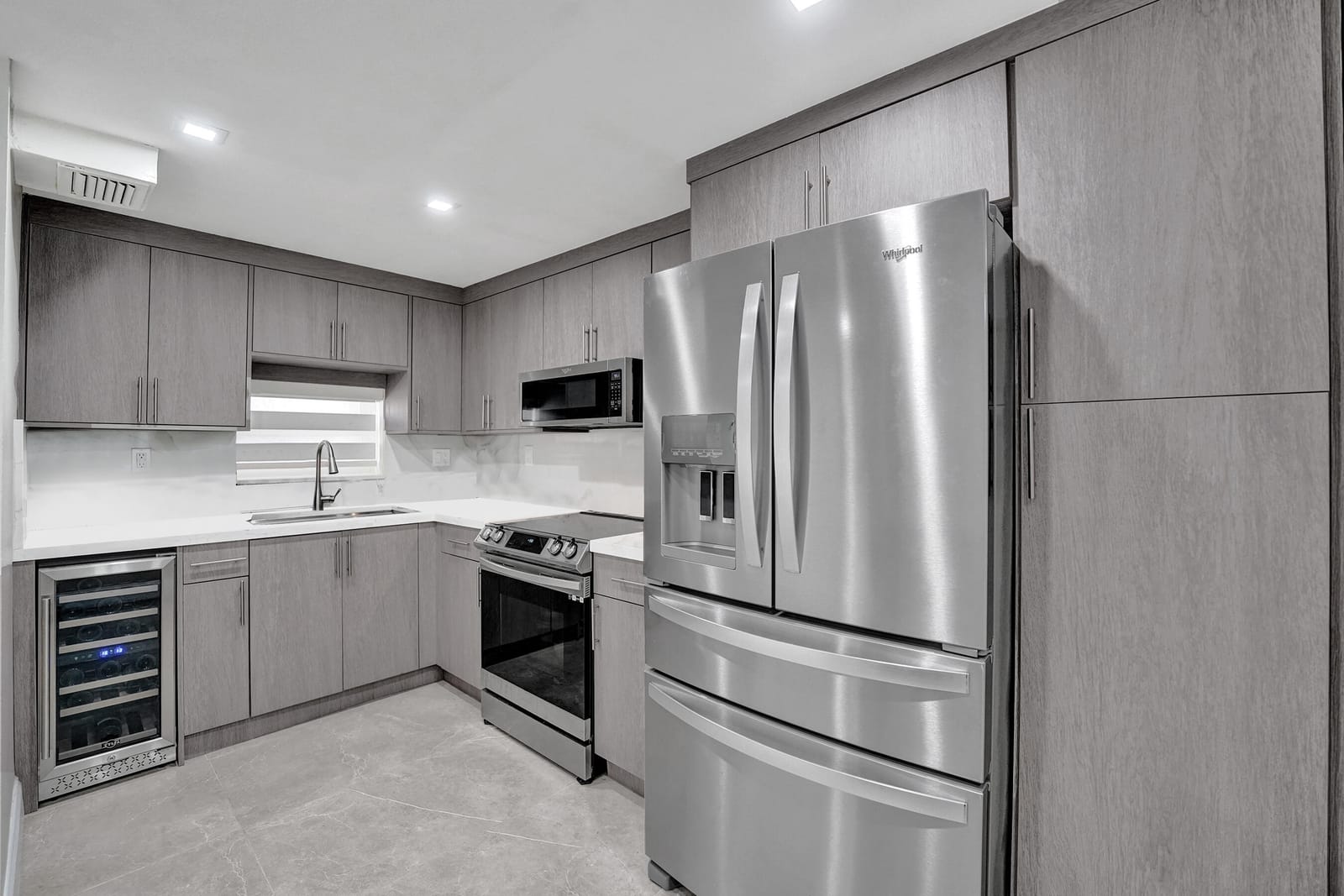 9410 N Hollybrook Lake Drive 201 — photo 2