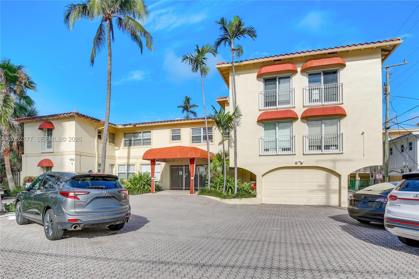 Pending home at 341 N Birch Road 316, Fort Lauderdale, FL 33304