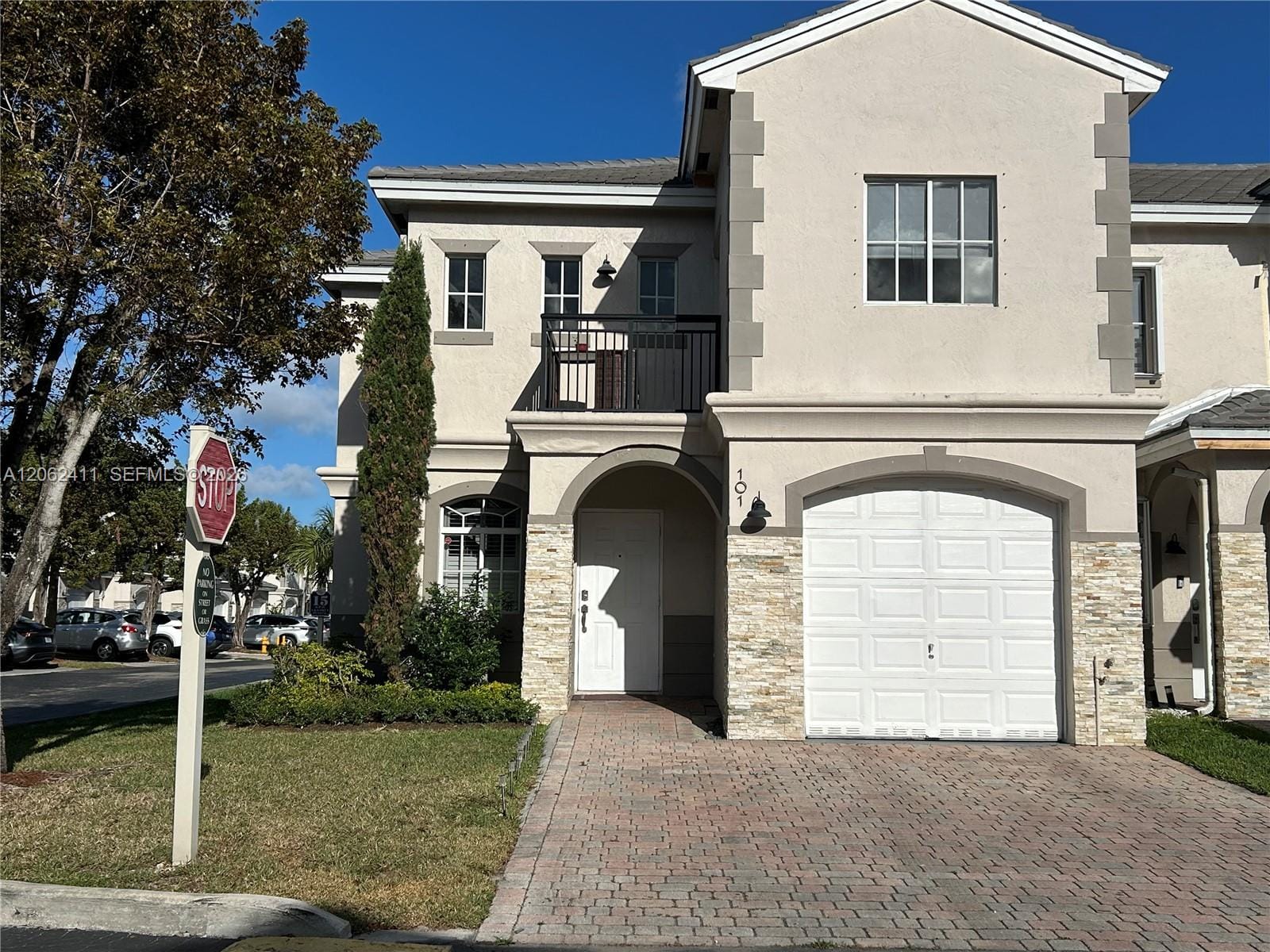 Pending home at 8351 SW 124th Avenue 101, Miami, FL 33183